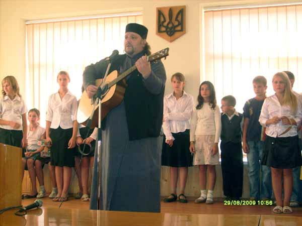 Заслужений артист України, архідиякон Олександр Садварій виконав кілька пісень під гітару