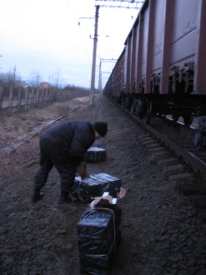 Ужгородські митники виявили у двох потягах під рудою контрабандні сигарети