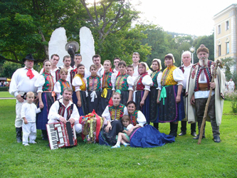 Микола Мушинка (праворуч) з членами своєї фольклорної групи. Криниця, 2008 р.