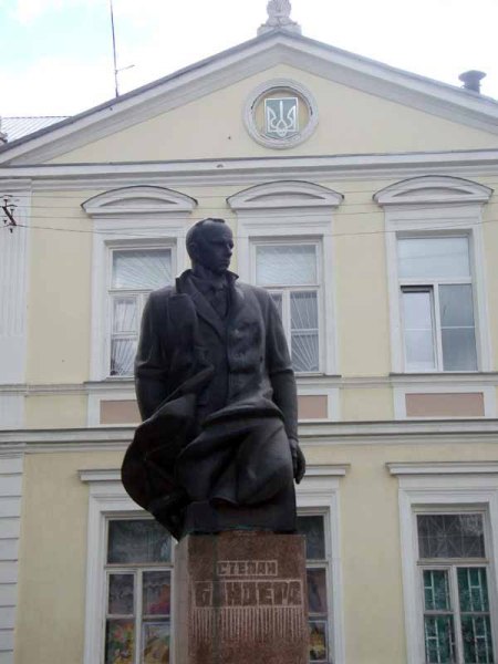 Памятник найвідомішому стриянинові Степанові Бандері перед гімназією, де він 9 років навчався