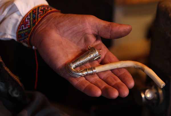 Михайло Шмадюк із села Лазещина вже півстоліття робить гуцульські топірці і - люльки, але сам не курить