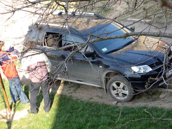 В Ужгороді невідомі пошкодили три припарковані поруч автомобілі