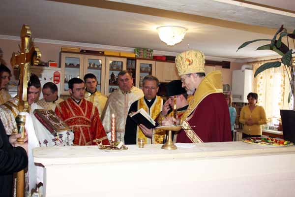 Глава греко-католиків Закарпаття освятив фару у Волівці