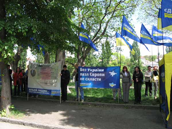 В Ужгороді Єдиний Центр під консульствами країн ЄС вимагав скасувати візові бар’єри для українців