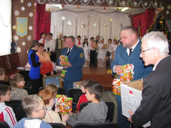 Ужгородські митники на Миколая запросили до себе на кордон учнів Великоберезнянської школи-інтернату