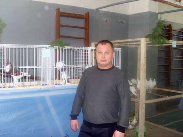 Голубівник Юрій Маргіта біля своїх голубів