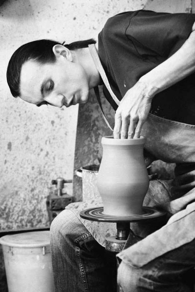 Закарпатський гончар Сашко Дворак, котрий живе в Іршаві, відтворює старовинну кераміку регіону