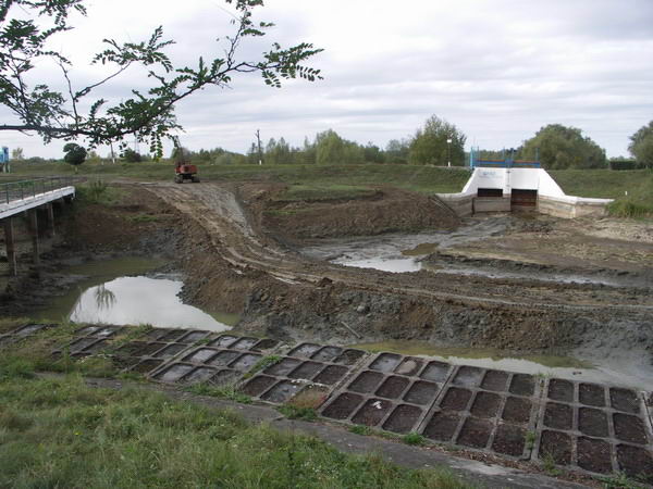 Закарпаття: На території Берегівської польдерної системи виконуються роботи по розчистці від намулу каналу Чаронда-Латориця