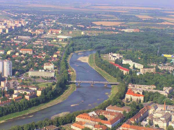Найбільший міст Ужгорода - Великий залізобетонний завдовжки 140 метрів, що слугує нині транспортною розв’язкою, необхідність якої назріла ще в 30-ті роки ХХ століття