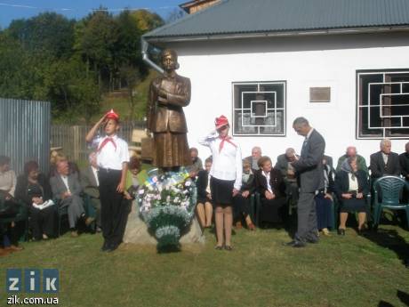 У закарпатській Колочаві відкрили пам’ятник "Вчительці з Вкрайіни"