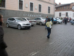 У пішохідній зоні Ужгорода повно автівок, власникам яких начхати на правила (Фото)