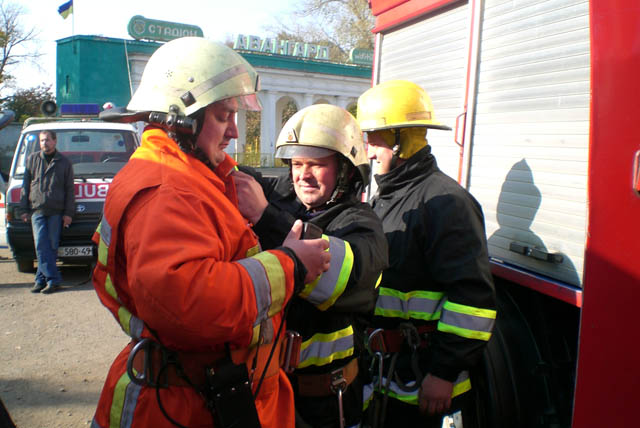 В Ужгороді рятувальники надали допомогу медикам у транспортуванні жінки, яка впала з 9-поверхової будівлі