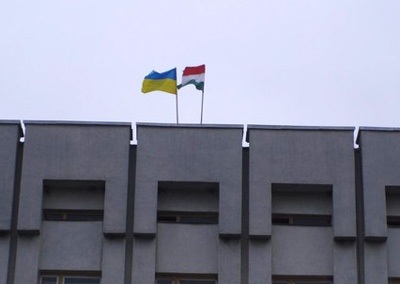 На здании Береговской РГА два флага - украинский и венгерский