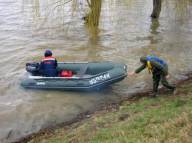 Закарпатські рятувальники знайшли тіло чоловіка, який під час катання на гумовому човні потонув у гірській річці