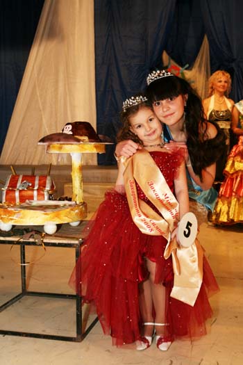 В Ужгороді відбувся VІ-ий регіональний дитячий фестиваль "Міні-міс та Міс Тінейджер Закарпаття 2008" (ФОТО)