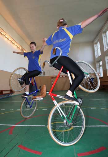 Акробати на біциглях. На Закарпатті діє єдина в Україні команда з велосипедного спорту у залі