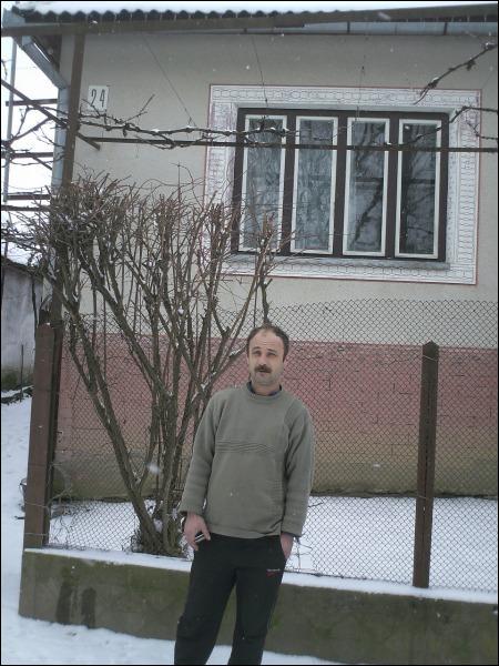 Сергій Басараб біля свого будинку,що його ”Приватбанк” виставив його на продаж