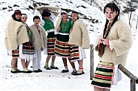 Гуні, традиційний карпатський зимовий одяг, користується попитом серед молоді