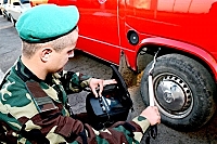 Закарпаття: Через контрабандні сигарети на кордоні черговий румун знову позбувся свого авто
