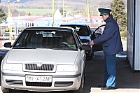 Закарпаття: Через контрабандні сигарети чех і словак позбулися на кордоні своїх автівок