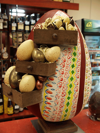 Ужгородський кондитер виготовив найбільше в Україні Великоднє шоколадне яйце (РОЗШИРЕНО, ФОТО)