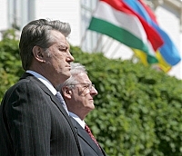 Президент України Віктор Ющенко (ліворуч) і Президент Угорщини Ласло Шойом