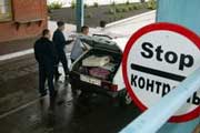 На українсько-словацькому кордоні митники забрали в закарпатця "Пежо", нашпиговане сигаретами