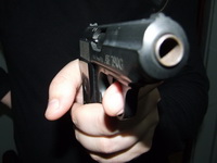 Закарпаття: На Хустщині двоє молодиків "вибивали"  борг пістолетом