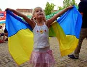 Від української влади вимагають повернути повагу до України і її символіки