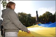 Закарпатці розгорнули у Берестечку найбільший український прапор