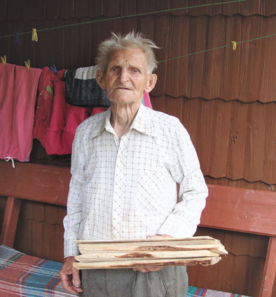 90-річний закарпатець Іван Молдаван не може сидіти без роботи