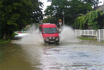 У Воловецькому районі Закарпаття після сильних злив тривають аварійно-відновлювальні роботи