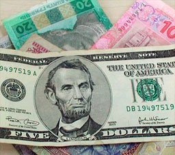 В обмінниках курс продажу готівкового долара складає 8,52-8,57 грн./дол.