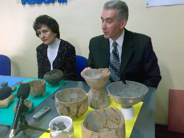 Габріелла Потушняк та Йосип Кобаль презентують колекцію доісторичних скарбів