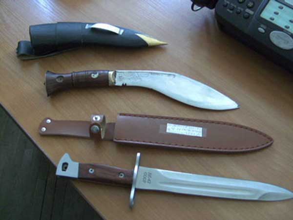 Закарпаття: У пункті пропуску "Лужанка" митники вилучили два ножі іноземного виробництва
