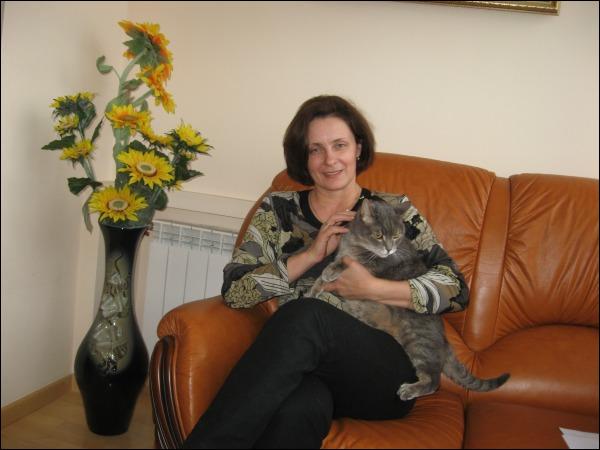 Киянка Марія Климпуш тримає кота Гриця