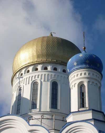 Хресто-Воздвиженський собор у центрі Ужгорода - найбільший на Закарпатті. Сильний вітер зірвав 8-метровий хрест на бані