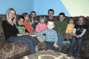 Молода закарпатка Мирослава Майдич виховує 9 дітей, позбавлених батьківської опіки