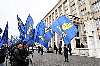 Закарпатська "Свобода" пікетувала обласну раду з вимогою припинити стимулювання українофобії