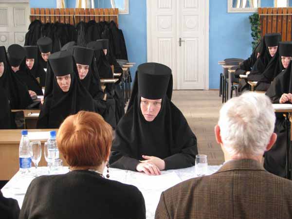 В Ужгородській українській богословській академії завершено випускні іспити богословів-заочників (ФОТО)