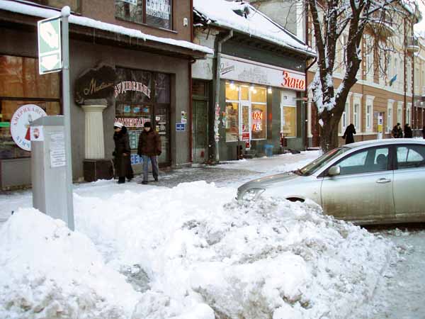 В Ужгороді платні парковки не вважають за потрібне навіть почистити сніг (ФОТО)