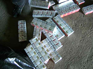На Закарпатті митники з прикордонниками виявили сховище з 2 750 пачок контрабандних сигарет