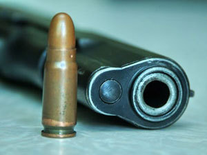 Закарпатські міліціонери знайшли  бойовий пістолет у гної на обійсті селянки