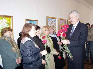 Жіноче свято мисткині Мукачева відзначили традиційною виставкою "Крокус"