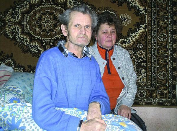 За паралізованим Леонідом Кравчуком із села Лохово на Закарпатті доглядає його дружина Маргарита