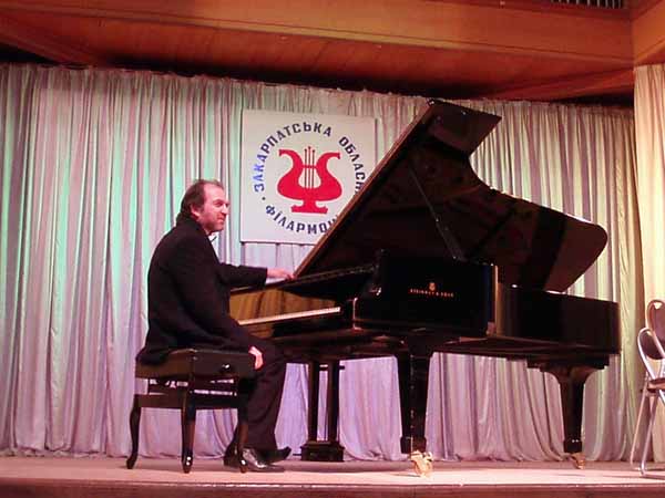 Ужгород відвідав з концертом відомий джазовий піаніст Олександр Саратський (ФОТО)