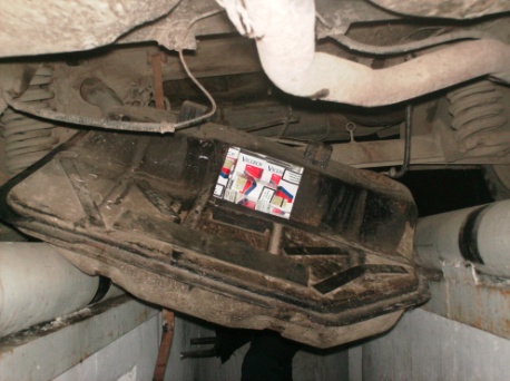 На Закарпатті українець намагався вивезти контрабандні сигарети в паливному баку свого авто (ФОТО)