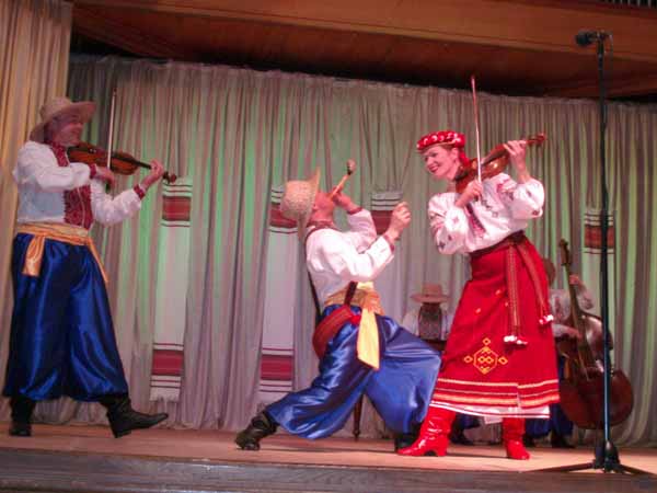 Вперше Ужгород відвідав тернопільський ансамбль народної музики "Веселі галичани" (ФОТО)