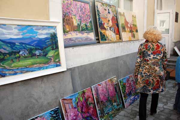 Закарпатські художники продавали свіжонамальований цвіт сакур (ДОПОВНЕНО, ФОТО)