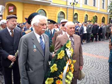 В'язні нацизму покладають вінки до монументу воїнам-визволителям (Яків Флайшер справа)